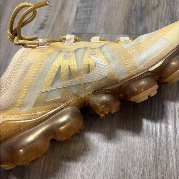 Great condition Nike vapormax lite beige / bronze gold color  women’s size 8 - Picture 7 of 9